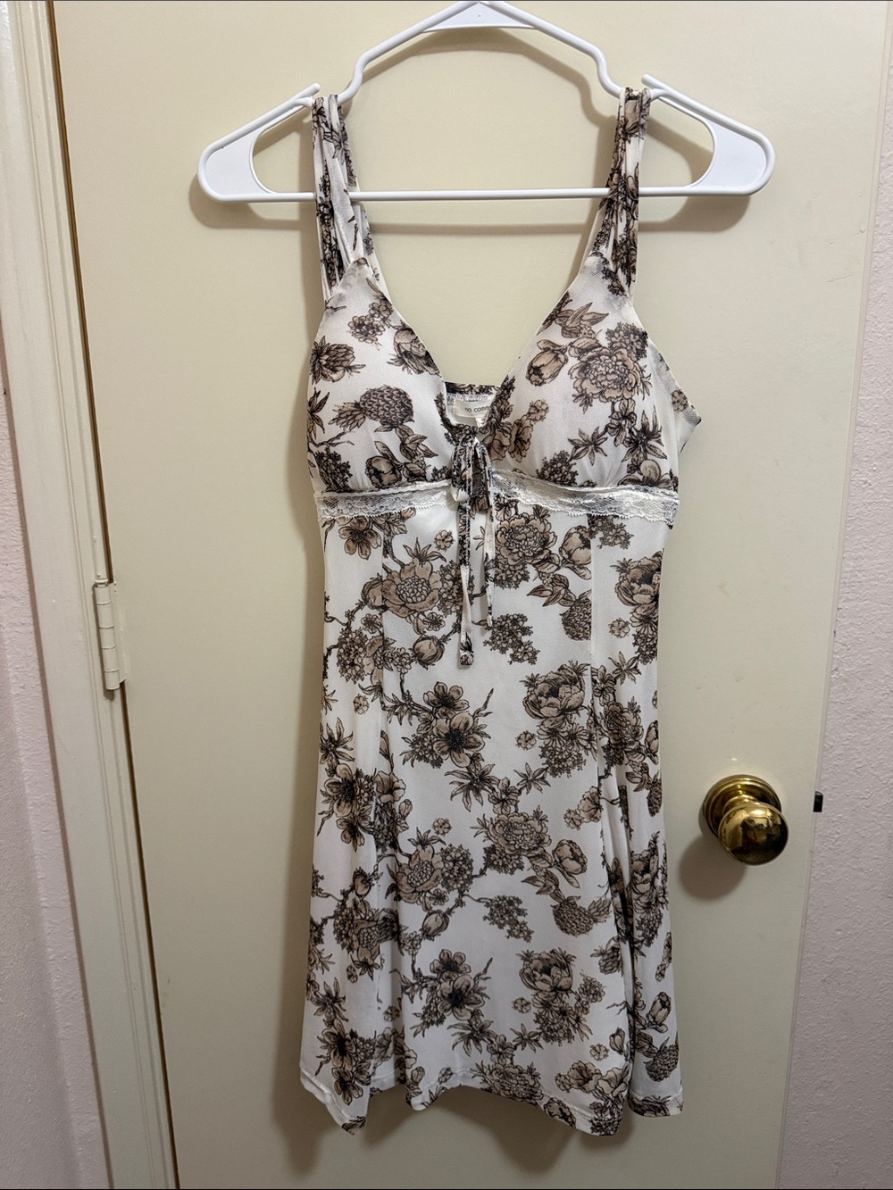 Floral Lace-Trim Chemise in Cream and Brown
